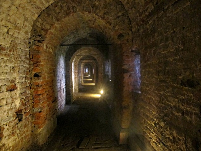 tunnels chateau milan