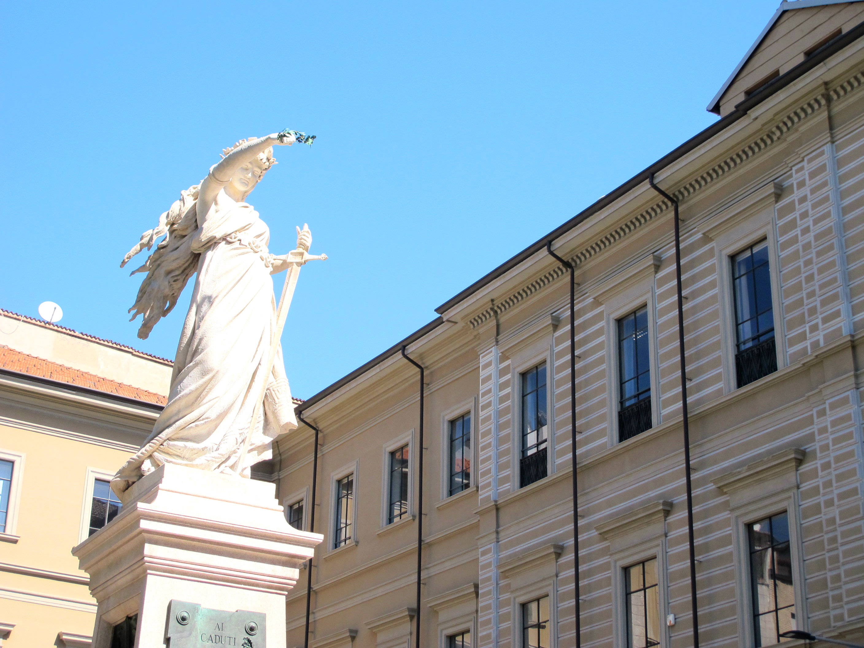 statue piazza mentana milan