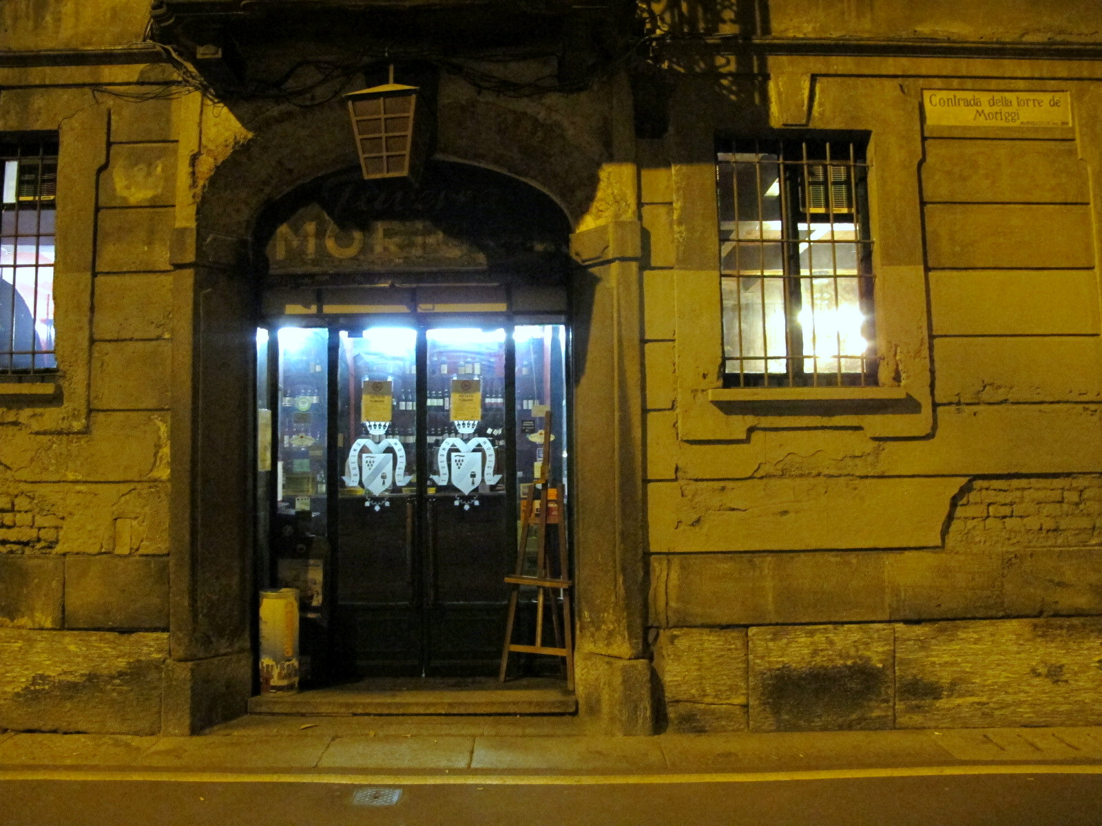 La taverna Moriggi, fresques, lustre cerclé et plateau de fromage…